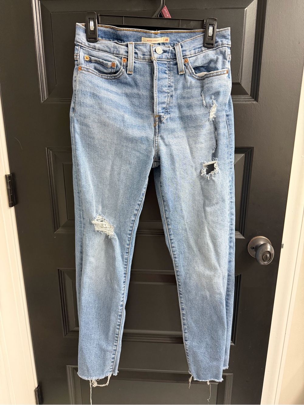 Levi’s Wedgie Straight Jeans Women’s 28 Light Wash Distressed Raw Hem High Rise
